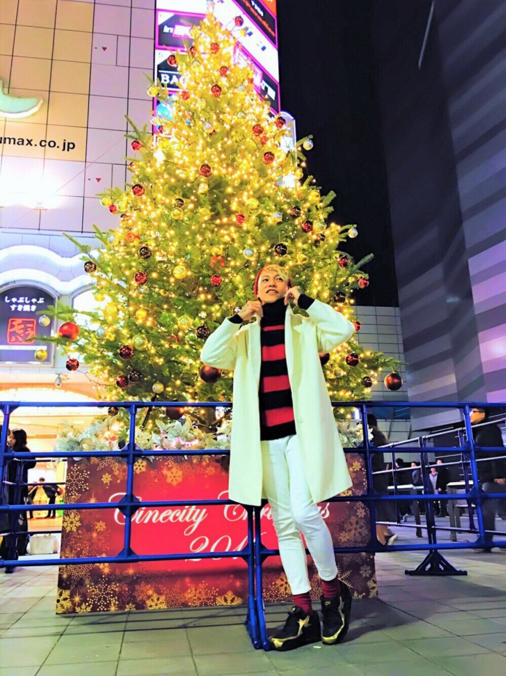 「チェスターコート、ホワイト、ニット帽、スキニー、冬コーデ、大人カジュアル、クリスマス、デート、キレイめ、WEARISTAクリスマスデートコーデ」｜「RESEXXYのモッサチェスターコート（チェスターコート、ホワイト系）」を使った、TETUさん（メンズ・174cm）の冬コーディネートの1枚目の写真