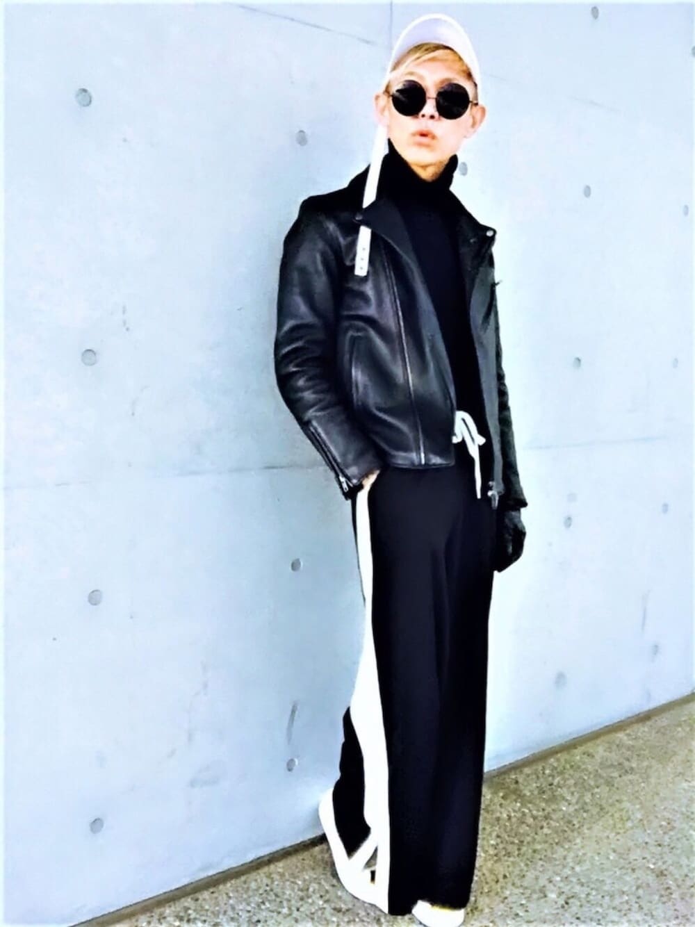 「モノトーン、ワイドパンツ、レザージャケット、ライダース、シンプル、大人カジュアル、キャップ、ジャージ、ラインパンツ、冬」｜「WCのWC/ラインZIPパンツ（その他パンツ、ホワイト系）」を使った、TETUさん（メンズ・174cm）の冬コーディネートの1枚目の写真