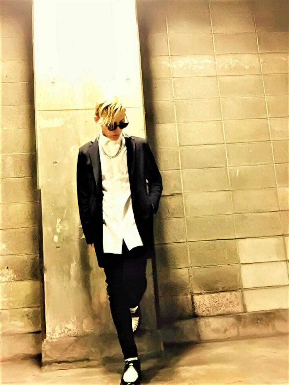 「黒スキニー、キレイめ、白シャツ、シャツスタイル、ロングシャツ、チェスターコート、Dr.Martens、モノトーン、オトナカジュアル、WEARISTAクリスマスデートコーデ」｜「603の603 センターホックチェスターコート（その他アウター、ブラック系）」を使った、TETUさん（メンズ・174cm）の冬コーディネートの1枚目の写真