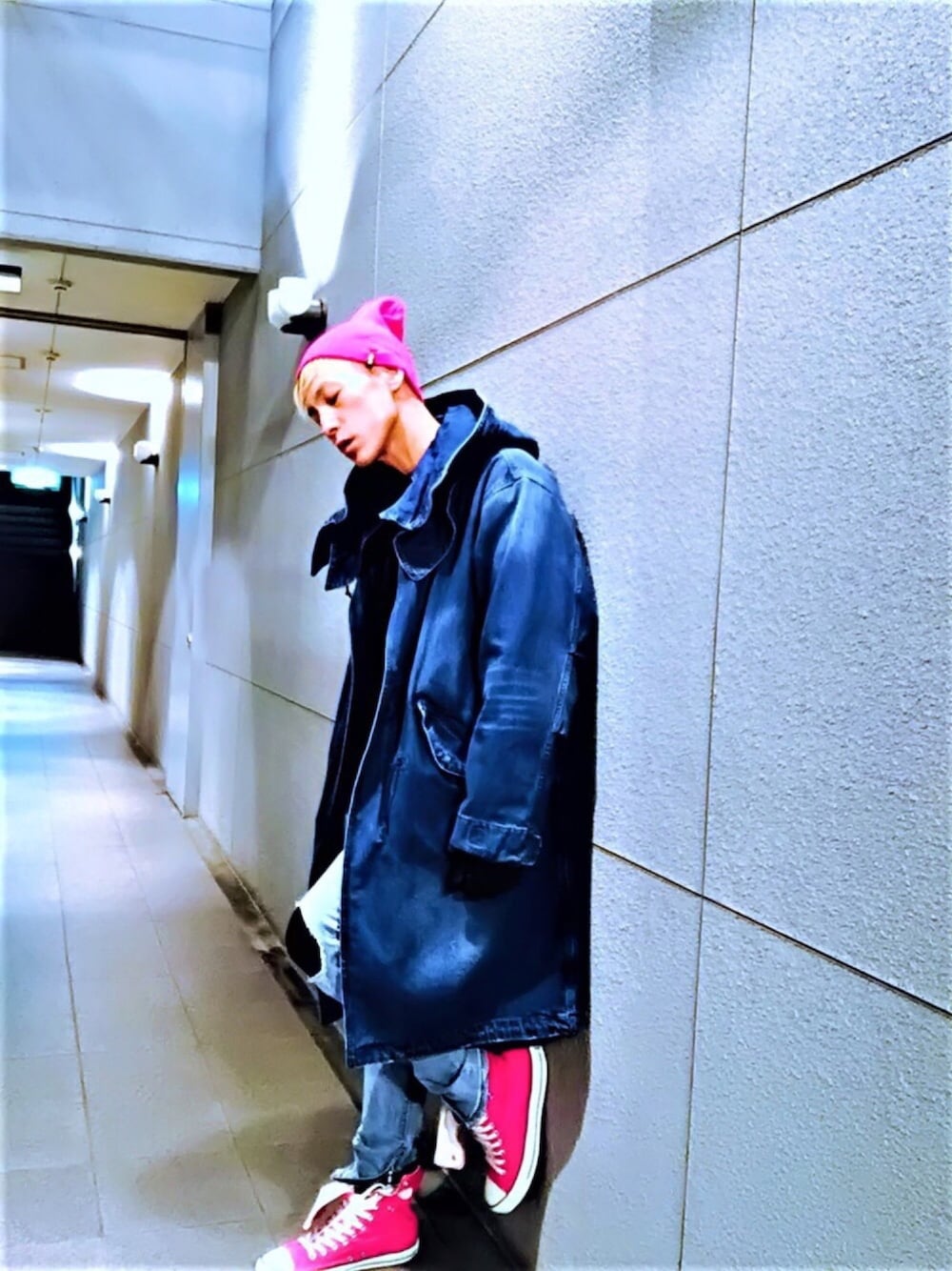 「オーバーサイズ、モッズコート、インナーダウン、デニム、スキニーパンツ、ピンク、converse、スニーカー、ニット帽、ニット」｜「MONKEY TIMEの＜monkey time＞ ∴ デニム ダウンライナー モッズコート（モッズコート、ブルー系）」を使った、TETUさん（メンズ・174cm）の冬コーディネートの1枚目の写真