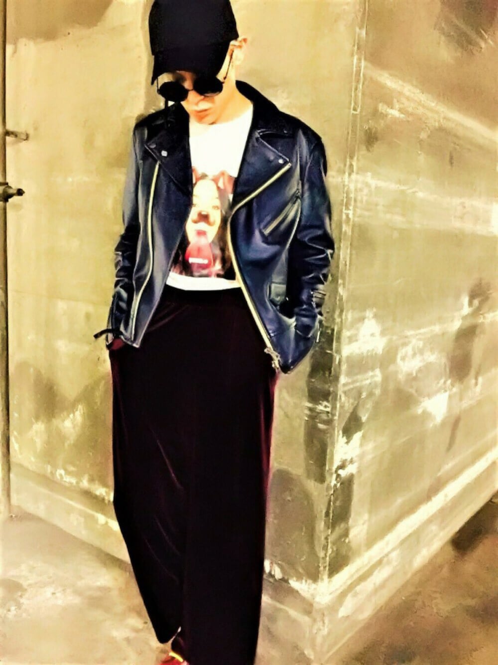 「レザー、ライダースジャケット、ワイドパンツ、ベロア、ビッグシルエット、タックイン、キャップ、dimariaselect、Dr.Martens、ロゴT」｜「SpRayのベロアワイドパンツ（その他パンツ、レッド系）」を使った、TETUさん（メンズ・174cm）の冬コーディネートの1枚目の写真