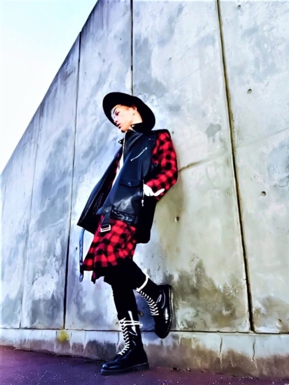 「チェック、ガウン、ロング丈、ツバ広ハット、タートルネック、ブラック、Dr.Martens、ブーツ、スキニー、ライダース」｜「L.H.PのWhiteland Blackburn/ホワイトランドブラックバーン/Neo Letaher　Rider‘ｓ　Vest（ライダースジャケット、ブラック系）」を使った、TETUさん（メンズ・174cm）の冬コーディネートの1枚目の写真
