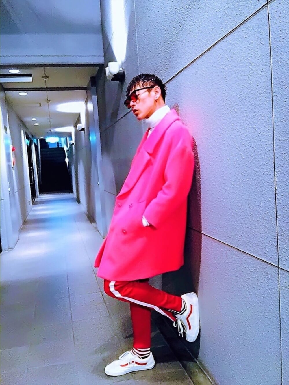 「タートルネック、チェスターコート、ピンク、ラインパンツ、ジャージ、赤、スニーカー、VANS、スポーツミックス、柄ソックス」｜「VANSのVANS ヴァンズ Style 36 VN0A3DZ3OXS Marshmallow/Racing Red（スニーカー、レッド系）」を使った、TETUさん（メンズ・174cm）の冬コーディネートの1枚目の写真