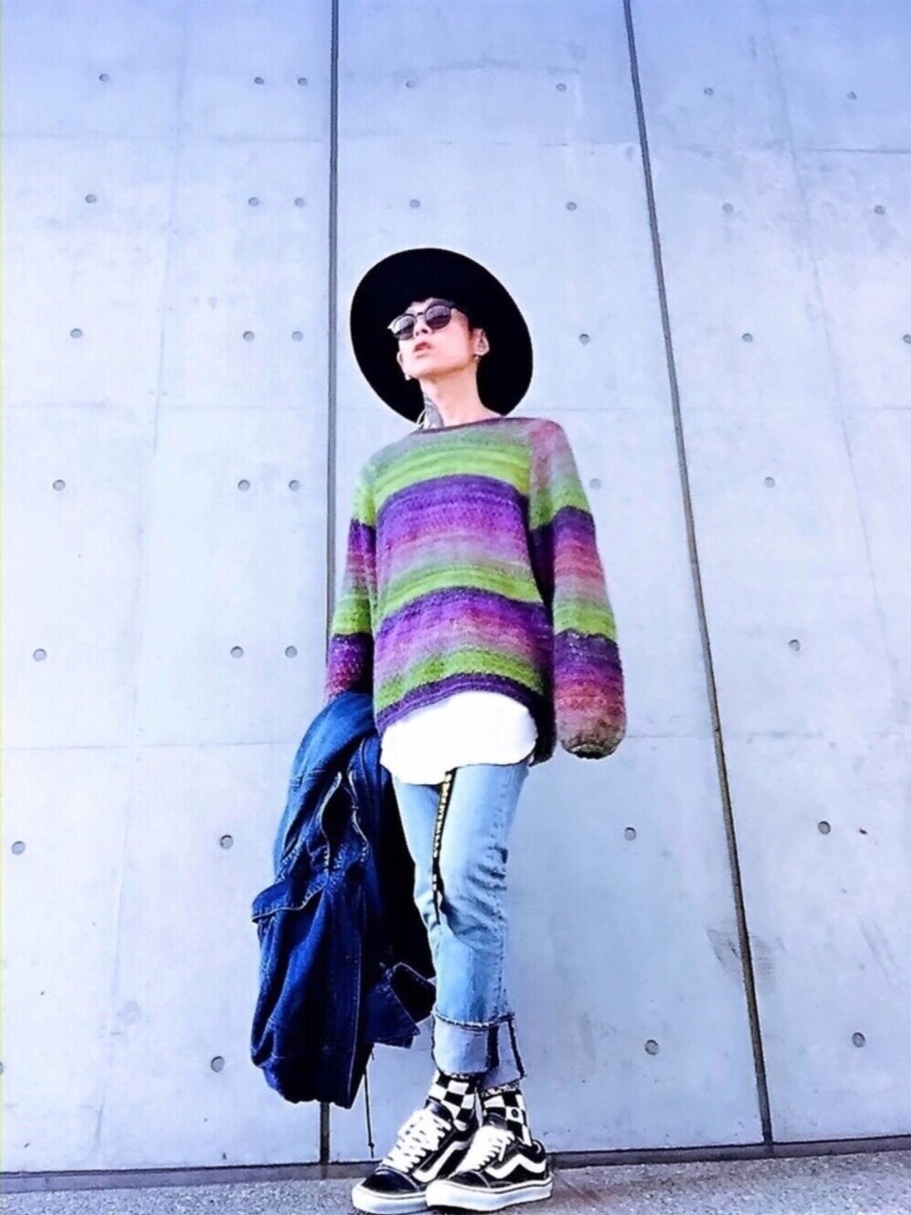 「501skinny、スニーカー、VANS、ハット、ボーダートップス、シンプルコーデ、柄ソックス、カジュアルコーデ、レイヤードスタイル、スキニーデニム」｜「501(R) Skinnyの【先行予約】501(R) SKINNY HILLMAN（デニムパンツ、ブルー系）」を使った、TETUさん（メンズ・174cm）の冬コーディネートの1枚目の写真