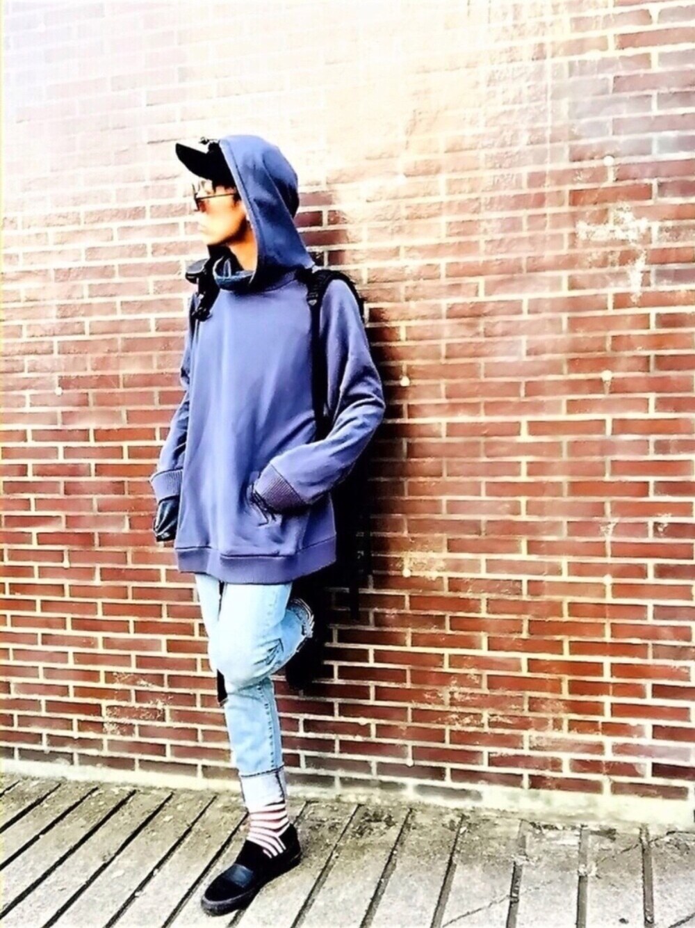 「パーカー、501skinny、スニーカー、スリッポン、VANS、柄ソックス、ネイビー×ホワイト、黒リュック、シンプルコーデ、スキニーデニム」｜「501(R) Skinnyの【先行予約】501(R) SKINNY HILLMAN（デニムパンツ、ブルー系）」を使った、TETUさん（メンズ・174cm）の冬コーディネートの1枚目の写真