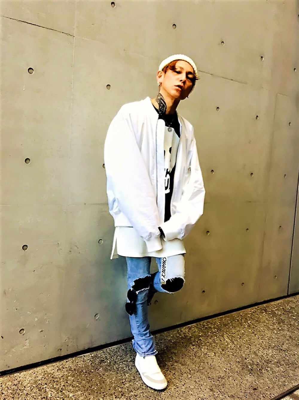 ブラック系のTシャツ/カットソー、ホワイト系のTシャツ/カットソー、ホワイト系のスニーカーを着用したメンズの冬コーディネートの1枚目の写真