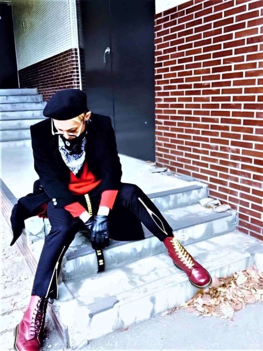 「黒、コート、ニット、バンダナ、パンツスタイル、Dr.Martens、赤ニット、大人カジュアル、モードストリート、ベレー帽」｜「603の603 バンダナ（バンダナ/スカーフ、ブラック系）」を使った、TETUさん（メンズ・174cm）の冬コーディネートの1枚目の写真