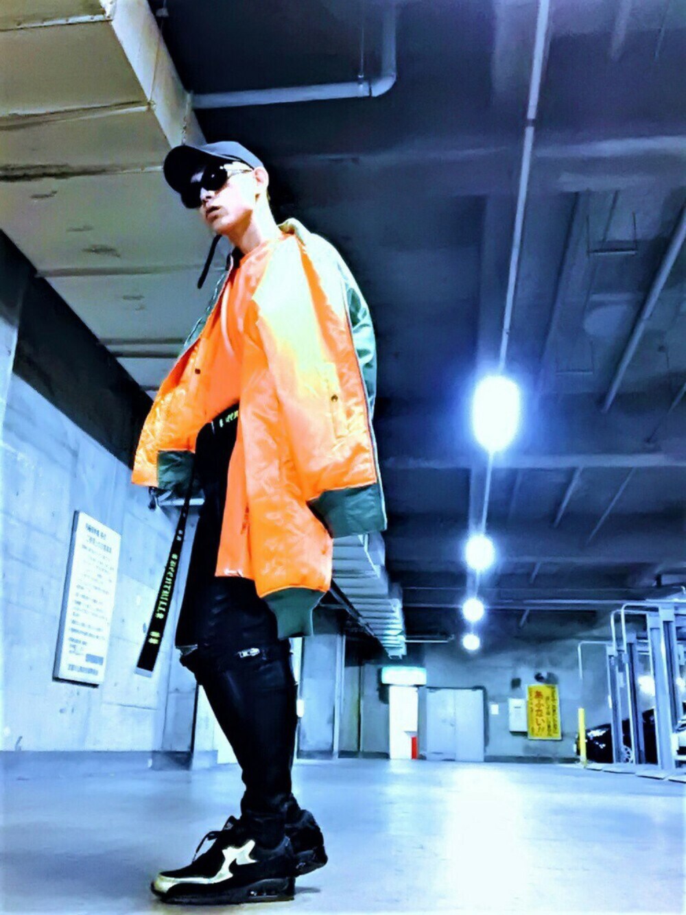 「オーバーサイズ、MA-1、カーキ、オレンジ、スニーカー、NIKE、ブラック、キャップ、黒スキニー、ロングTシャツ」｜「CASPER JOHN AIVERのCASPER JOHN AIVER　ドローコードロングアームビッグロンT（Tシャツ/カットソー、オレンジ系）」を使った、TETUさん（メンズ・174cm）の冬コーディネートの1枚目の写真