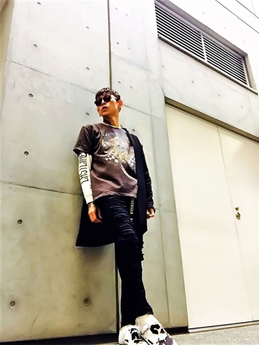 「シンプル、はるコーデ、スキニーデニム、オトナカジュアル、ダメージデニムパンツ、レイヤードスタイル、スニーカー、adidas、ブラック、ロングTシャツ」｜「LAST LIBERTYのLAST LIBERTY/METALICA 5（Tシャツ/カットソー、ブラック系）」を使った、TETUさん（メンズ・174cm）の冬コーディネートの1枚目の写真