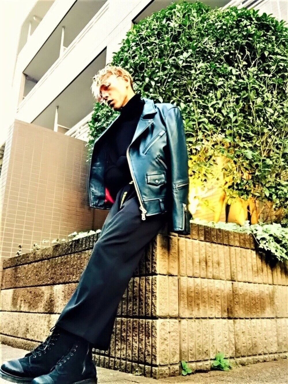 「ブーツ、ブラック、ライダース、Dr.Martens、ワイドパンツ、タックイン、きれいめカジュアル、モード、古着MIX、丸メガネ」｜「WEGOのWEGO/裏起毛ストレッチワイドスラックス（スラックス、ブラック系）」を使った、TETUさん（メンズ・174cm）の春コーディネートの1枚目の写真
