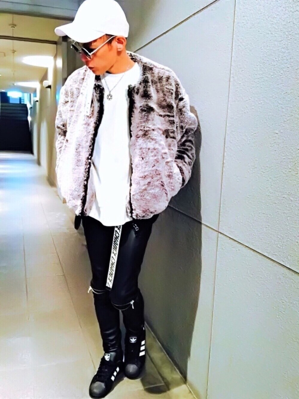 「レザー、黒スキニー、ファー、ブルゾン、ビッグシルエット、オーバーサイズ、スニーカー、adidas、モノトーン、キャップ」｜「DANKE SCHONのDankeSchon/ダンケシェーン/Neoleather ZipSkinnyPants（その他パンツ、ブラック系）」を使った、TETUさん（メンズ・174cm）の冬コーディネートの1枚目の写真