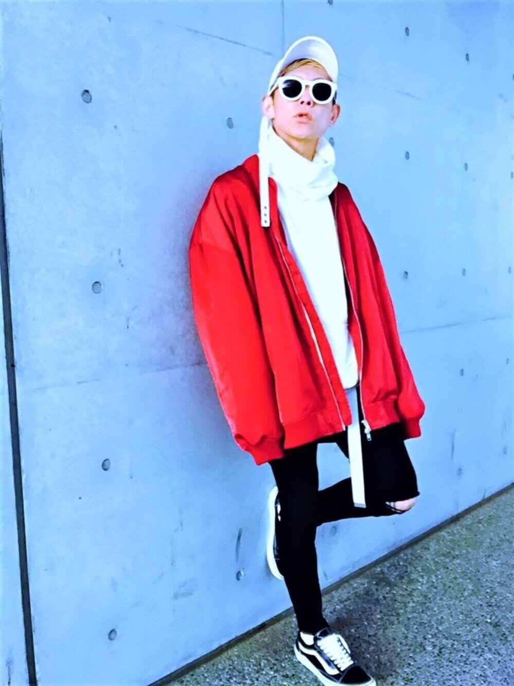「キャップ、スニーカー、VANS、シンプル、スキニー、MA-1、オーバーサイズ、紅白、春コーデ、サングラス」｜「CASPER JOHN AIVERのCASPER JOHN AIVER スーパーロングストラップキャップ（キャップ、ホワイト系）」を使った、TETUさん（メンズ・174cm）の冬コーディネートの1枚目の写真