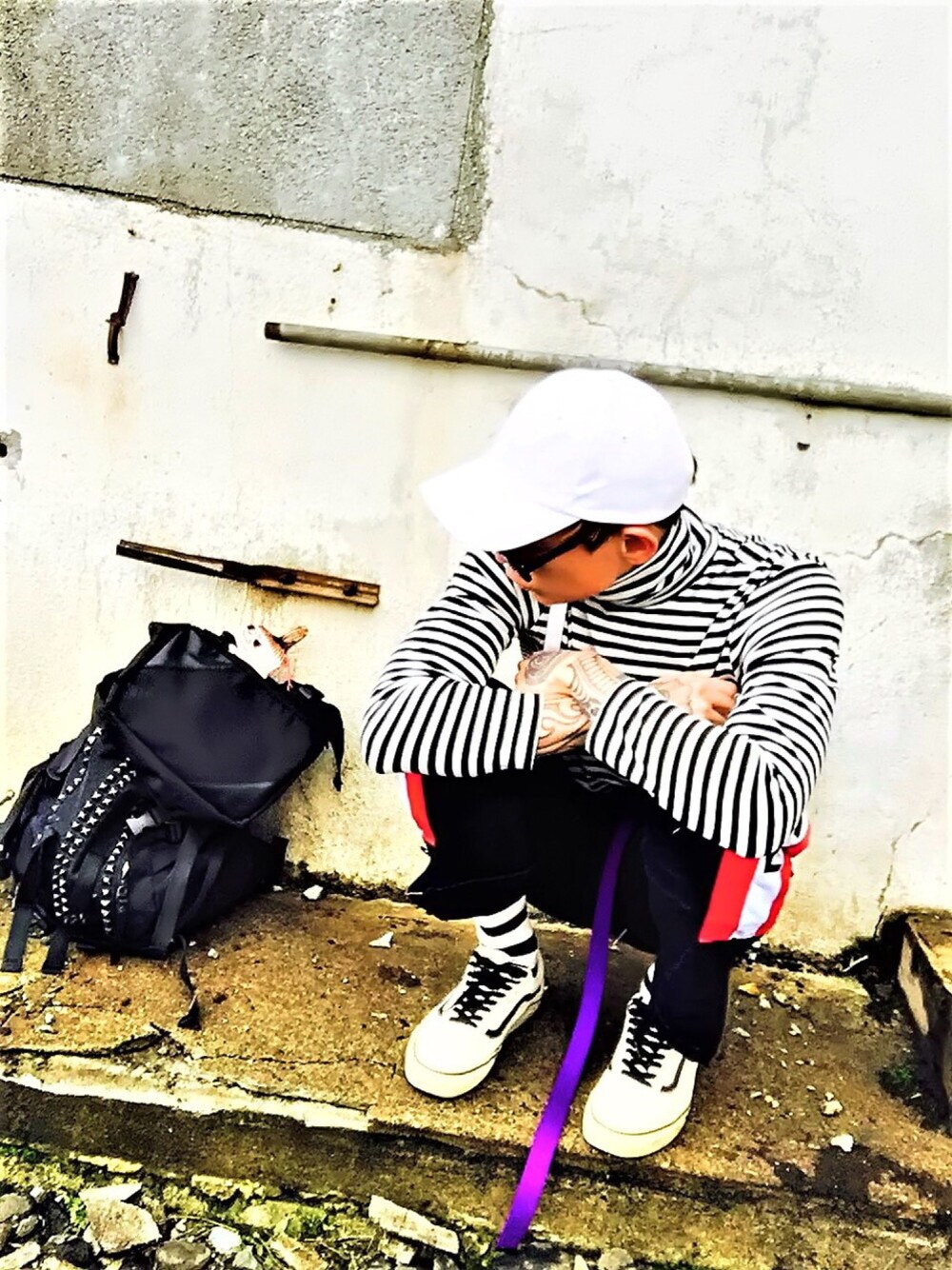 「ボーダー、ボーダートップス、デニム、カジュアル、黒、streetstyle、キャップ、スニーカー、VANS、street」｜「DETAILSのwisdom/タートルボーダーロンT（Tシャツ/カットソー、ブラック系）」を使った、TETUさん（メンズ・174cm）の春コーディネートの1枚目の写真