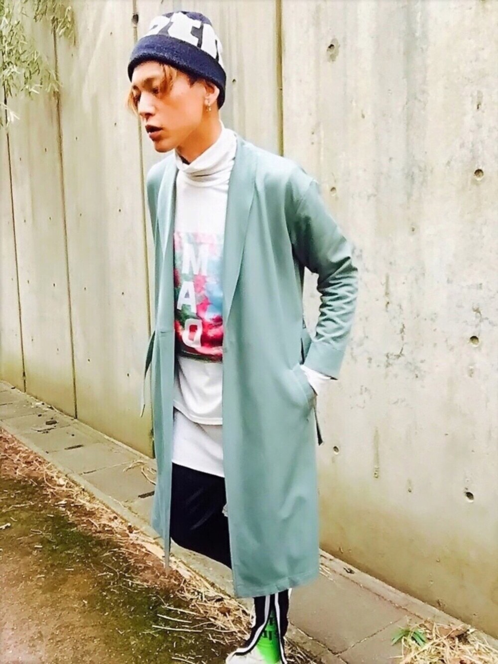「ビッグシルエット、グリーン、ニット帽、レイヤードスタイル、ジャージ、春コーデ、ラインパンツ、靴下チラ見せ、スプリングコート、パステルカラー」｜「CASPER JOHN AIVERのCASPER JOHN AIVER　スリムジャージラインパンツ（その他パンツ、ブラック系）」を使った、TETUさん（メンズ・174cm）の春コーディネートの1枚目の写真
