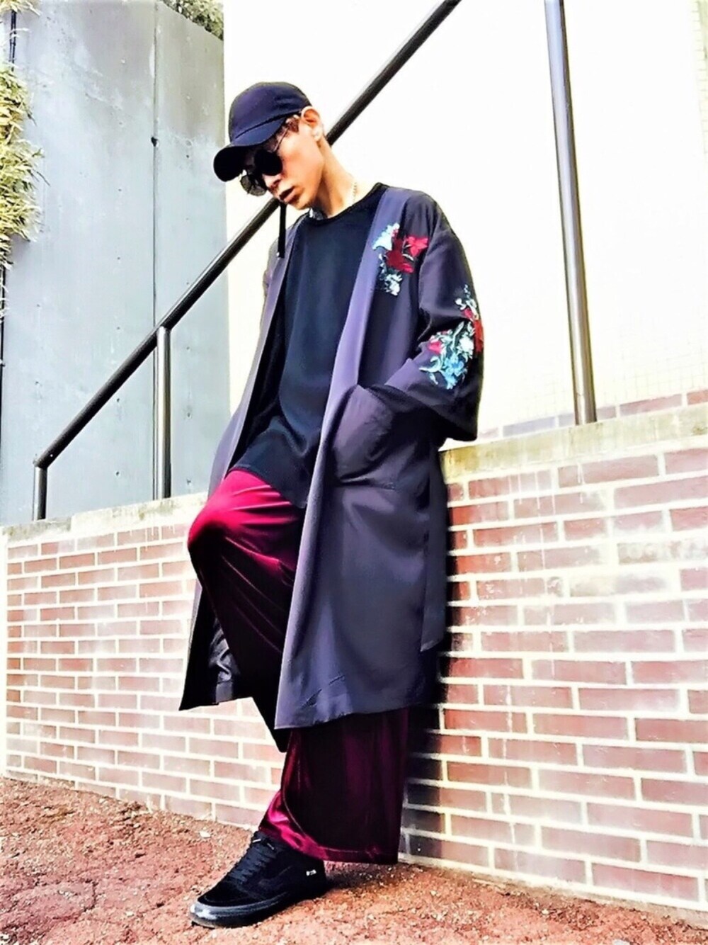 「コーディガン、ロングカーディガン、スプリングコート、ワイドパンツ、ベロア、刺繍、花柄、はるコーデ、VANS、レトロ」｜「JEANASISのシシュウコーディガン/744355 （その他アウター、ブラック系）」を使った、TETUさん（メンズ・174cm）の春コーディネートの1枚目の写真