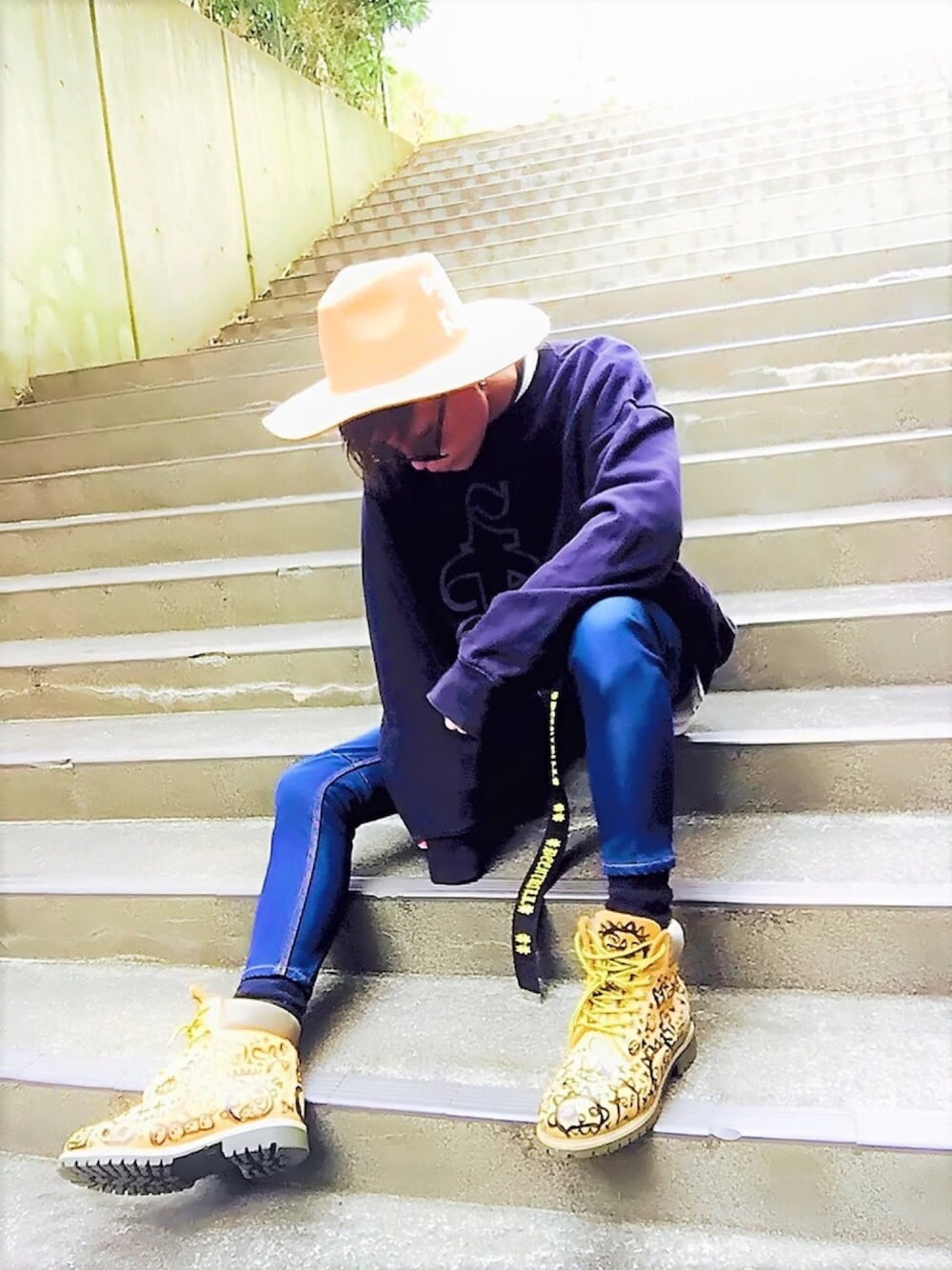 「春コーデ、カジュアルコーデ、ラフ、ビッグシルエット、スウェット、スキニーデニム、ブーツ、Timberland、ハット、トレーナー」｜「Timberlandの描いた🎵（ブーツ、ベージュ系）」を使った、TETUさん（メンズ・174cm）の春コーディネートの1枚目の写真