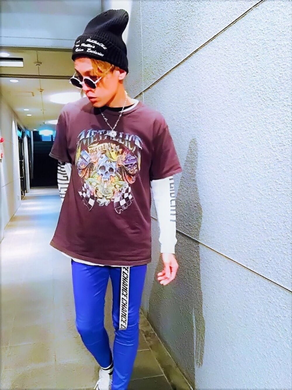 「春、UNIQLO、レイジブルー、ニット帽、白スニーカー、VANS、スキニー、シンプル、丸サングラス、ストリート」｜「LAST LIBERTYのLAST LIBERTY/METALICA 5（Tシャツ/カットソー、ブラック系）」を使った、TETUさん（メンズ・174cm）の春コーディネートの1枚目の写真