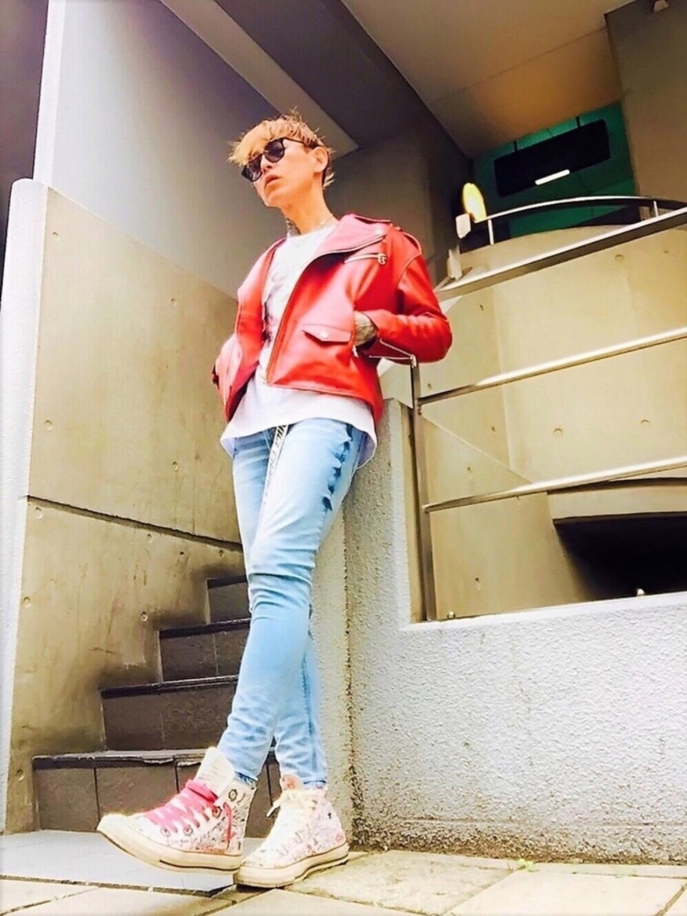 「streetstyle、ライダースジャケット、ライダース、赤、デニム、スキニー、converse、コンバース、白スニーカー、ハイカットスニーカー」｜「MOUSSYのHL OFF SHOULDER BIKER JACKET（ライダースジャケット、レッド系）」を使った、TETUさん（メンズ・174cm）の春コーディネートの1枚目の写真