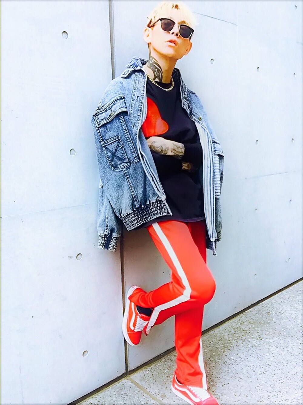 「Tシャツ、stussy、デニムジャケット、ケミカルウォッシュ、Gジャン、スニーカー、VANS、ラインパンツ、赤、ストリート」｜「JEANASISのラインジャージ/743294 （その他パンツ、レッド系）」を使った、TETUさん（メンズ・174cm）の春コーディネートの1枚目の写真