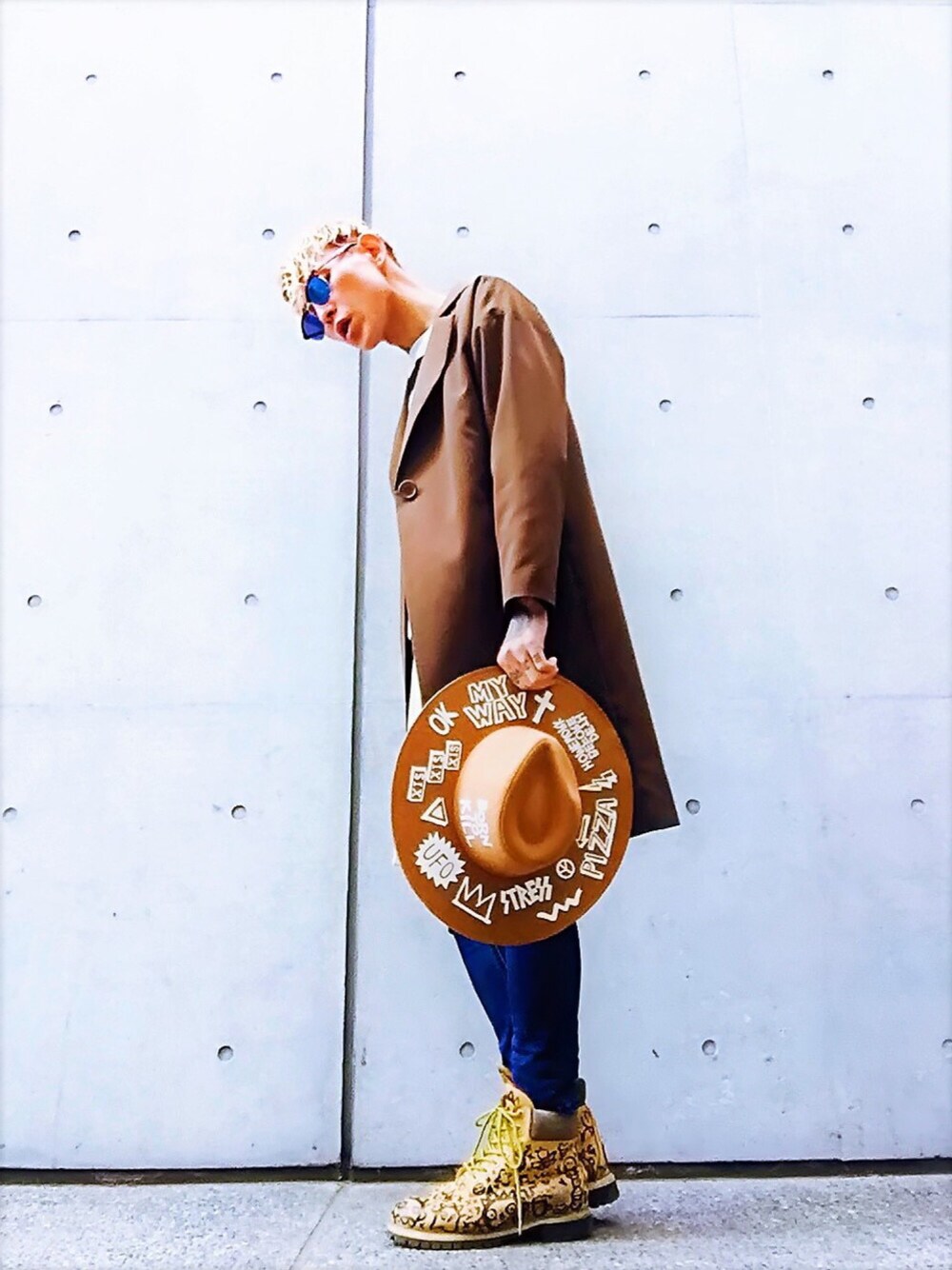 「大人カジュアル、春夏コーデ、オトナカジュアル、スプリングコート、チェスターコート、カーキ、ハット、ブーツ、Timberland、ベージュ」｜「LEGENDAのGRAFFITI ロングブリムハット（ハット、ベージュ系）」を使った、TETUさん（メンズ・174cm）の春コーディネートの1枚目の写真