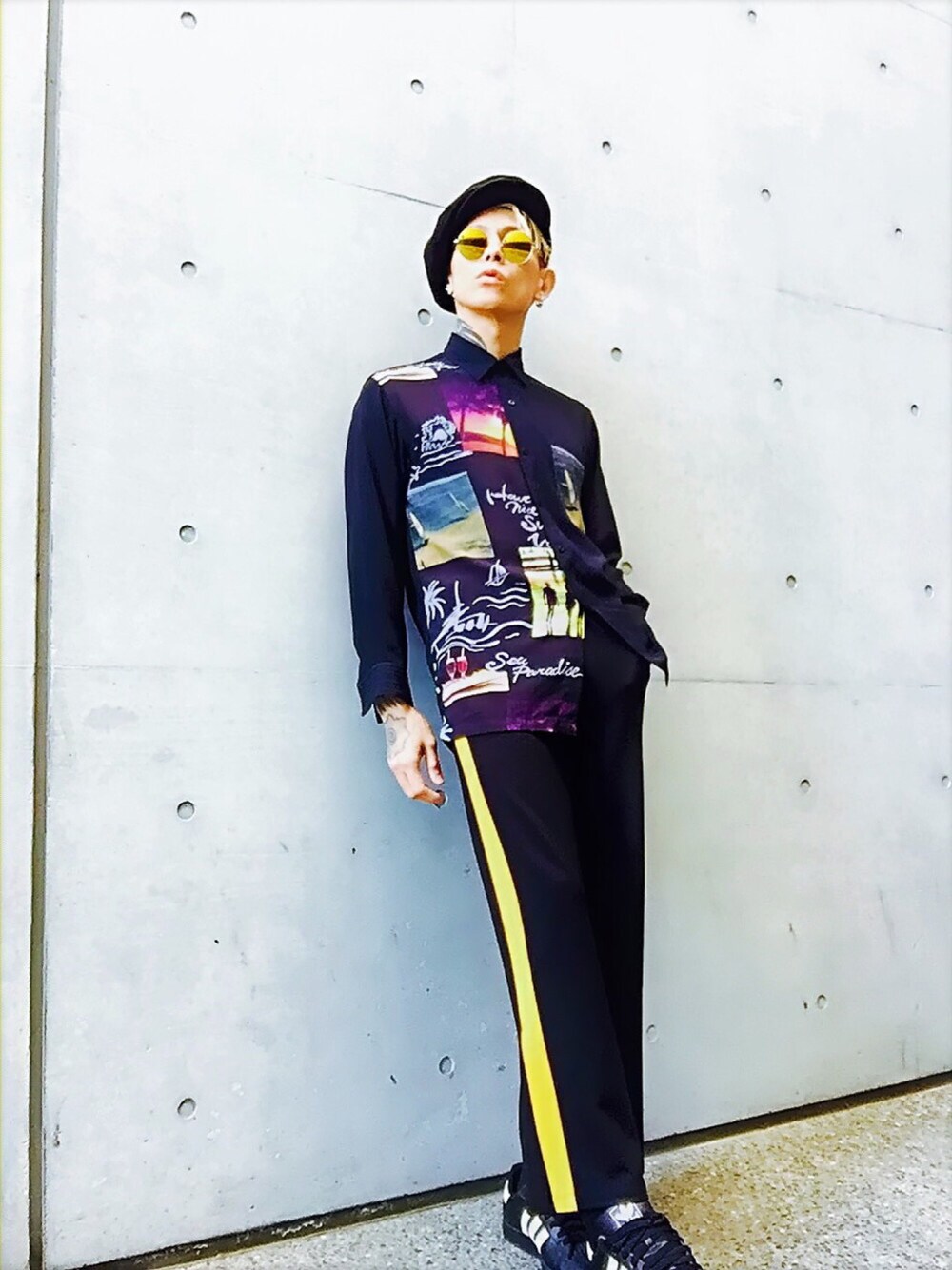 「シャツスタイル、柄シャツ、ラインパンツ、スニーカー、adidas、ジャージ、ブラック、キャスケット、モード、ストリート」｜「HLNAのBIGSIZE CASQUETTE（キャスケット、ブラック系）」を使った、TETUさん（メンズ・174cm）の春コーディネートの1枚目の写真