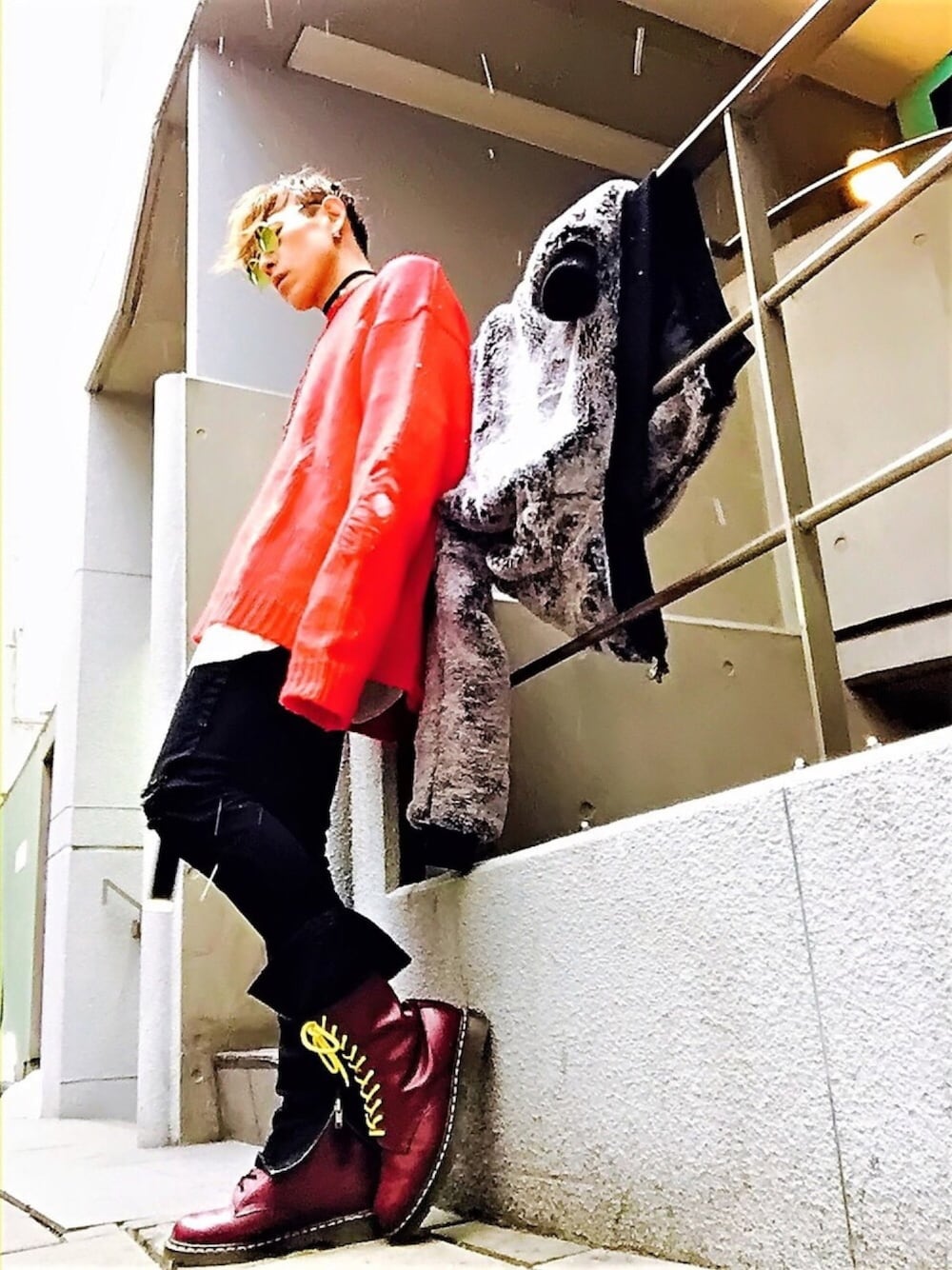 「streetstyle、ロールアップ、デニムパンツ、黒スキニー、ニット、赤、オレンジ、ブーツ、Dr.Martens、赤ニット」｜「CASPER JOHN AIVERのCASPER JOHN AIVER　裾ジップダメージスキニーパンツ（デニムパンツ、ブラック系）」を使った、TETUさん（メンズ・174cm）の春コーディネートの1枚目の写真