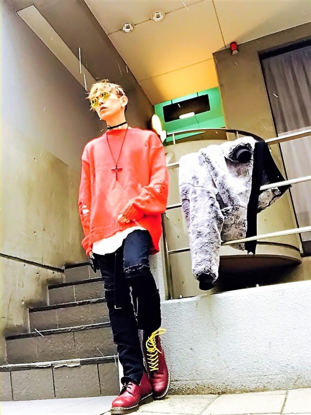 「ニット、赤、オレンジ、レイヤードスタイル、パンツ、ブーツ、Dr.Martens、デニム、オーバーサイズ、赤ニット」｜「CASPER JOHN AIVERのCASPER JOHN AIVER　ロングアームダメージビッグニット（ニット/セーター、レッド系）」を使った、TETUさん（メンズ・174cm）の春コーディネートの1枚目の写真