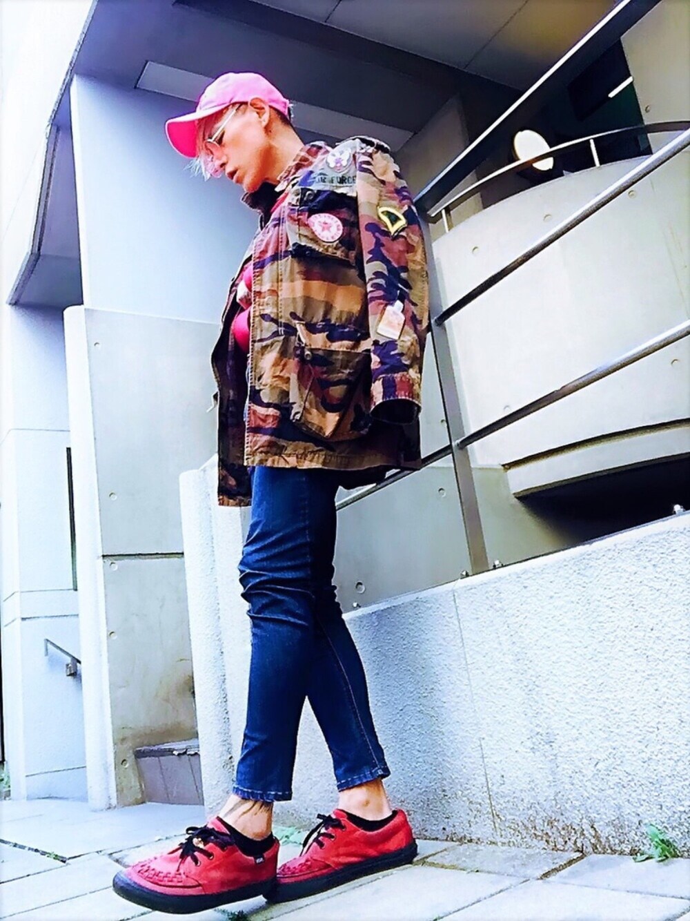 「デニム、スキニー、スニーカー、VANS、キャップ、ミリタリー、ミリタリージャケット、迷彩、カモフラ、めがね」｜「DOUBLE NAMEのデニムスリムサルエルパンツ（デニムパンツ、ブルー系）」を使った、TETUさん（メンズ・174cm）の春コーディネートの1枚目の写真