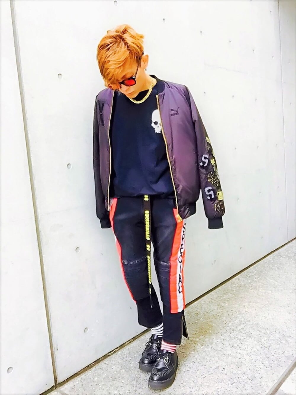 「デニム、ラインパンツ、ボーダー、レイヤードスタイル、MA-1、肩掛け、ブラック、streetstyle、春コーデ、めがね」｜「ALDIESのVolt Motocross PT モトクロス デニムパンツ（デニムパンツ、ブラック系）」を使った、TETUさん（メンズ・174cm）の春コーディネートの1枚目の写真