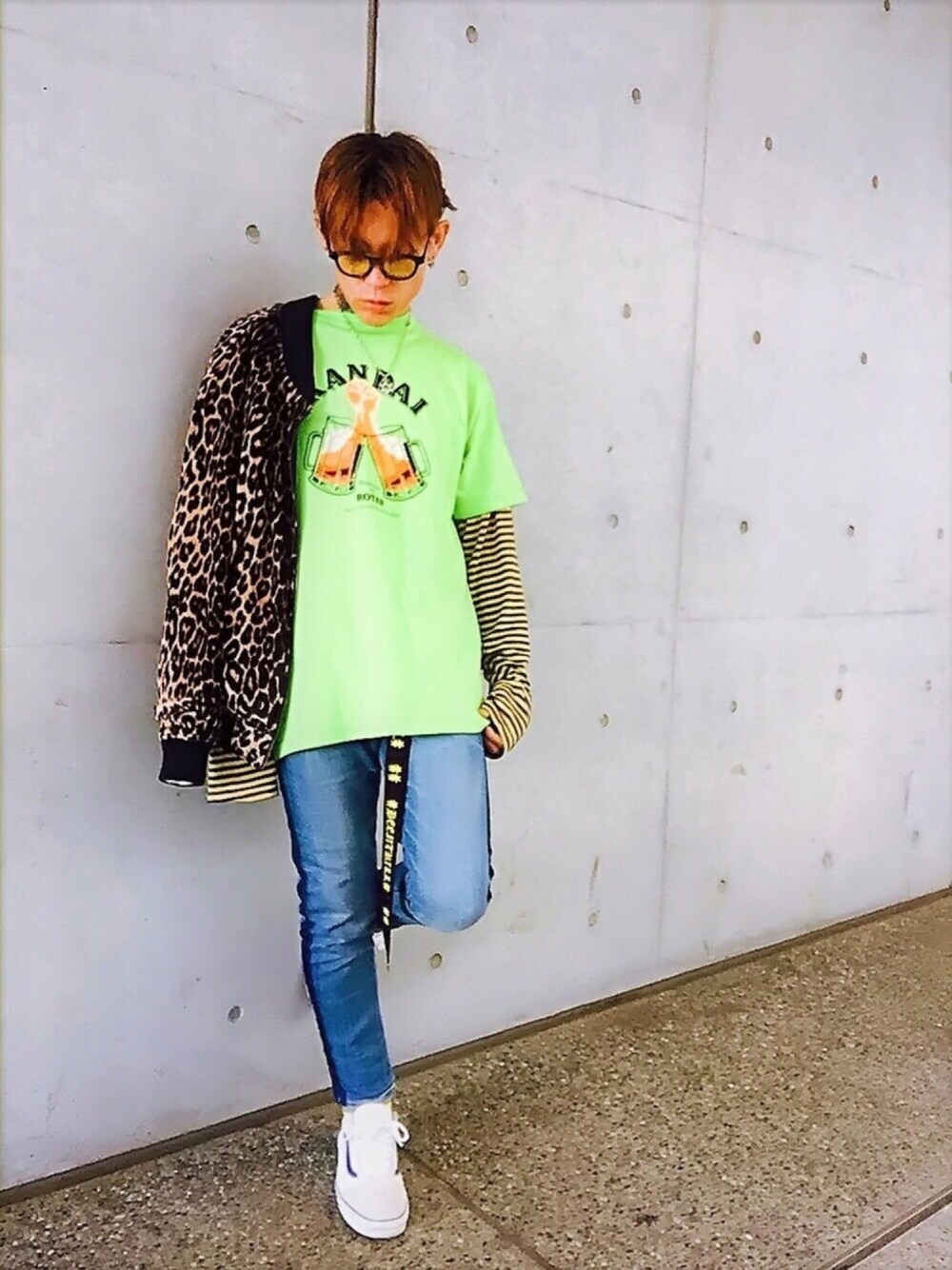 「レオパード、ブルゾン、スカジャン、ラインパンツ、スニーカー、VANS、デニムパンツ、ロングTシャツ、春コーデ、めがね」｜「ROTARのKAMPAI s/s Tee（Tシャツ/カットソー、グリーン系）」を使った、TETUさん（メンズ・174cm）の春コーディネートの1枚目の写真