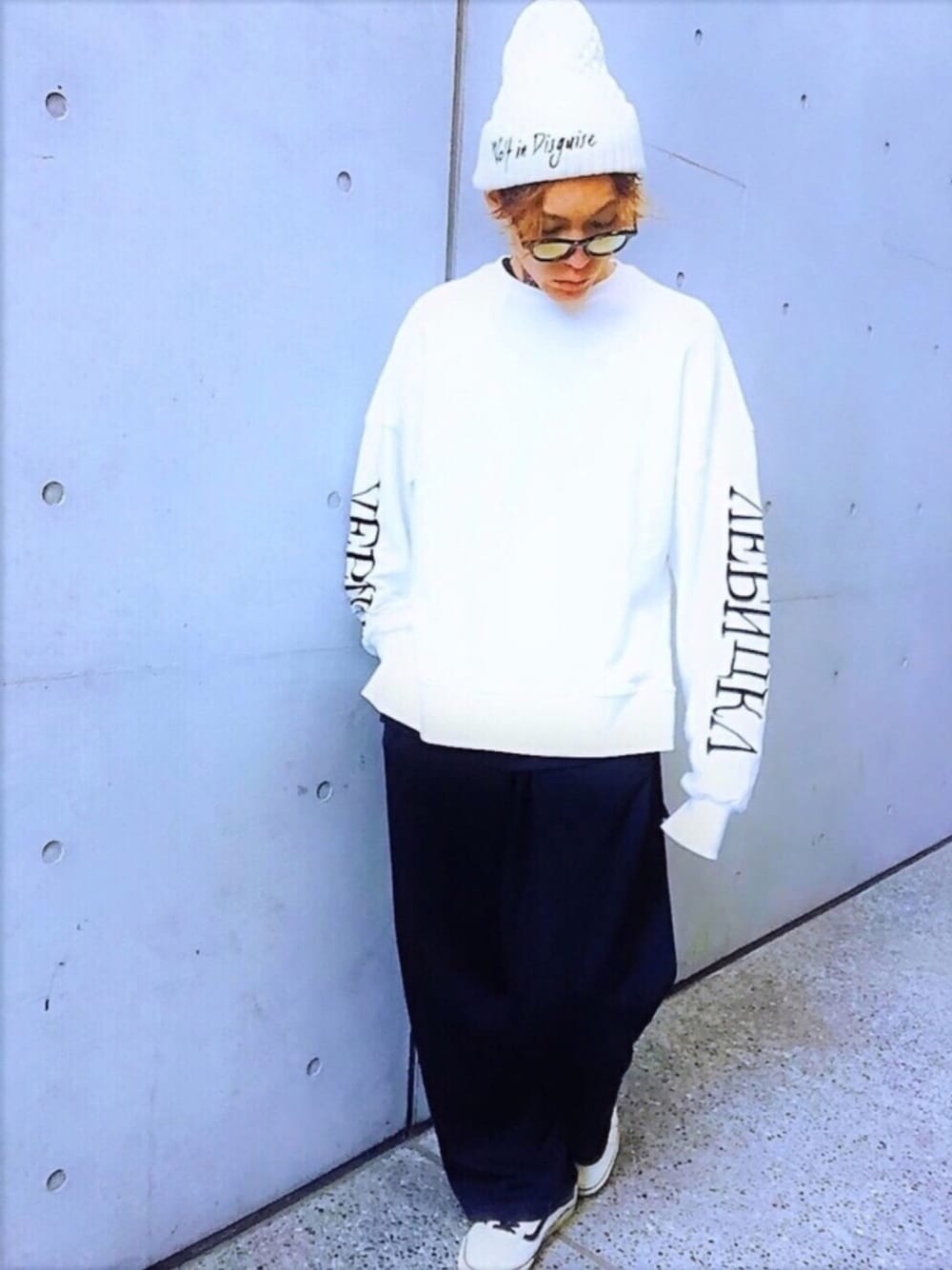 「ジャージ、シンプルコーデ、ストリート、モノトーン、ニット帽、ワイドパンツ、バギーパンツ、白スニーカー、めがね、ビッグシルエット」｜「ChicaのChica/チカ/Embroidery Big Sweat（スウェット、ホワイト系）」を使った、TETUさん（メンズ・174cm）の春コーディネートの1枚目の写真