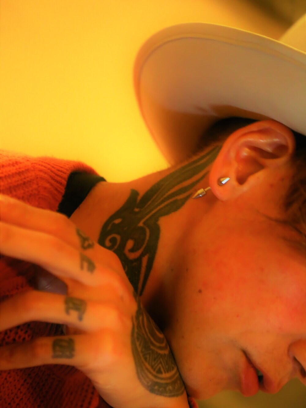 「シンプル、休日スタイル、スキニーパンツ、ニット、ハット、ピアス、tattoo、タトゥー、ラフ、オーバーサイズ」｜「タリズ前〜🎵🙊💕☕️🍩🍪🍩🍫🍩🍮☕️の正面〜💁‍♂️💂💂‍♀️（モッズコート、グリーン系）」を使った、TETUさん（メンズ・174cm）の春コーディネートの1枚目の写真