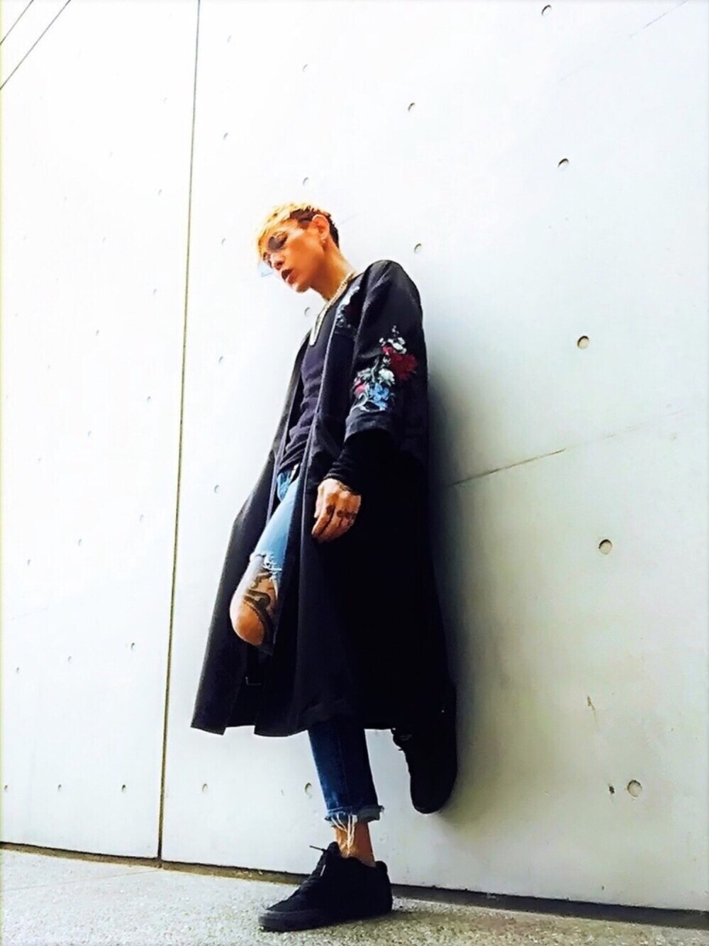 「シンプルコーデ、カジュアル、ラフ、刺繍、コーディガン、UNIQLO、デニム、カジュアルコーデ、スニーカー、VANS」｜「JEANASISのシシュウコーディガン/744355 （その他アウター、ブラック系）」を使った、TETUさん（メンズ・174cm）の春コーディネートの1枚目の写真
