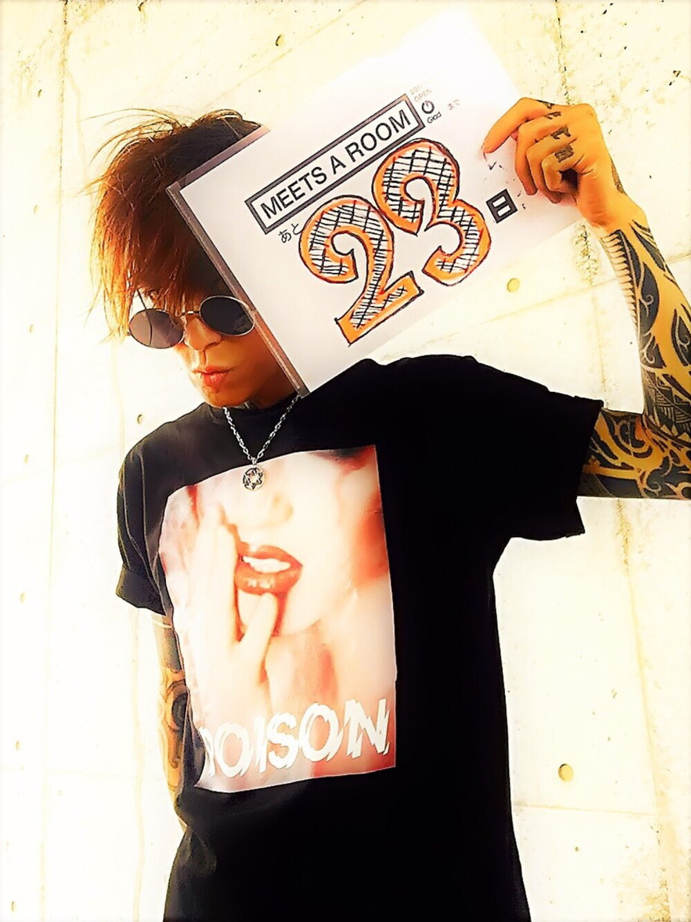「MEETS A ROOM告知、MEETS A ROOMカウントダウン、tattoo、大人コーデ、ブラック、サングラス、Tシャツ、夏、夏コーデ、シルバーアクセサリー」｜「SPINNSのカラ―フォトプリントTシャツ（Tシャツ/カットソー、ブラック系）」を使った、TETUさん（メンズ・174cm）の春コーディネートの1枚目の写真