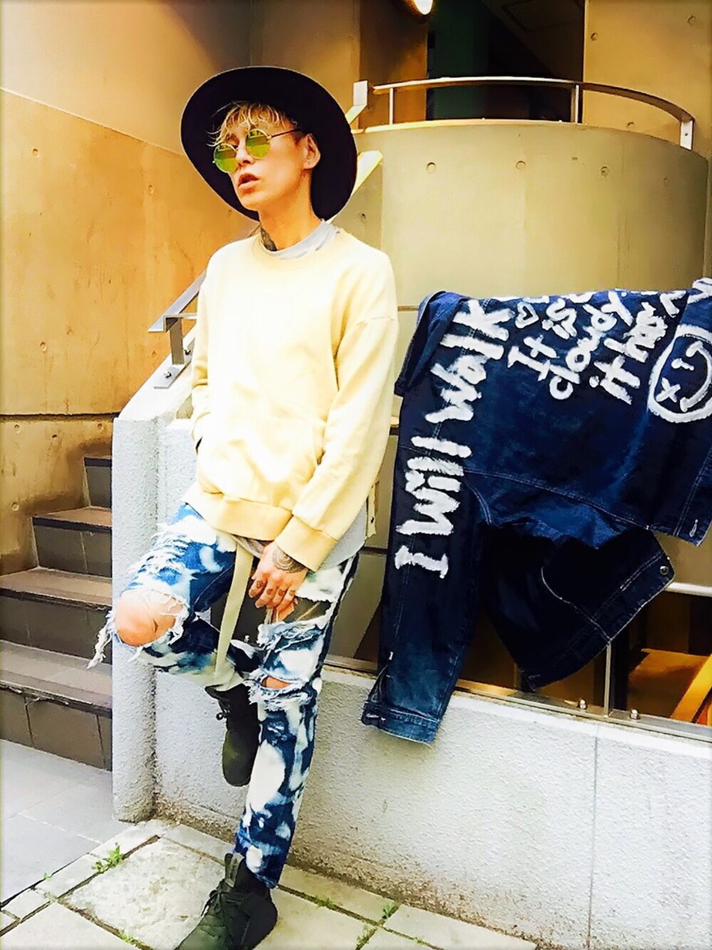 「夏、シンプル、カジュアル、重ね着、デニム、スウェット、ハット、スニーカー、adidas、street」｜「BLACK by VANQUISHのマウンテンロングブリムハット（ハット、ブラウン系）」を使った、TETUさん（メンズ・174cm）の夏コーディネートの1枚目の写真