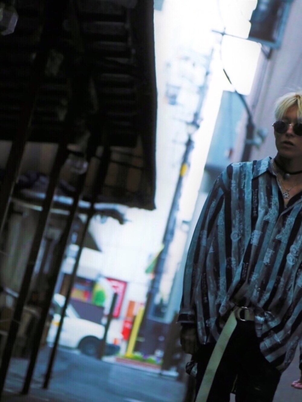 「オトナカジュアル、キレイめ、シャツスタイル、柄シャツ、モノトーン、モード、ラフ、ストリート、MEETS A ROOM告知、ストライプ」｜「📸🎵✨のアイテム（本、グレー系）」を使った、TETUさん（メンズ・174cm）の夏コーディネートの1枚目の写真