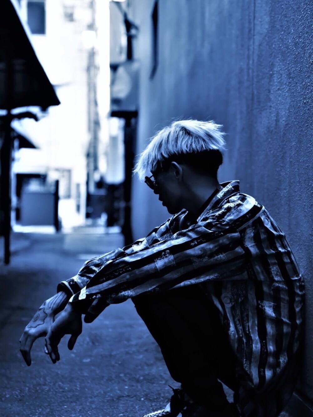 「モノトーン、シャツ、シャツスタイル、柄シャツ、ストリート、革靴、Dr.Martens、ラフ、ストライプ、黒スキニー」｜「📸🎵✨のアイテム（本、ブラック系）」を使った、TETUさん（メンズ・174cm）の夏コーディネートの1枚目の写真