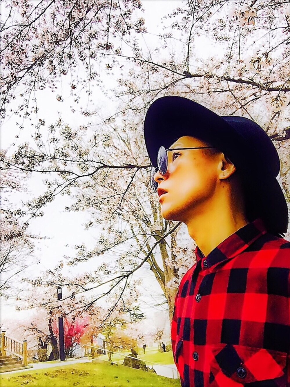 「桜、お花見、はるコーデ、春コーデ、ハット、チェックシャツ、シャツスタイル、オーバーサイズ、ブロックチェック、チェック柄」｜「KENT HATのKENT HAT オーバーサイズハット（ハット、ブラック系）」を使った、TETUさん（メンズ・174cm）の春コーディネートの1枚目の写真