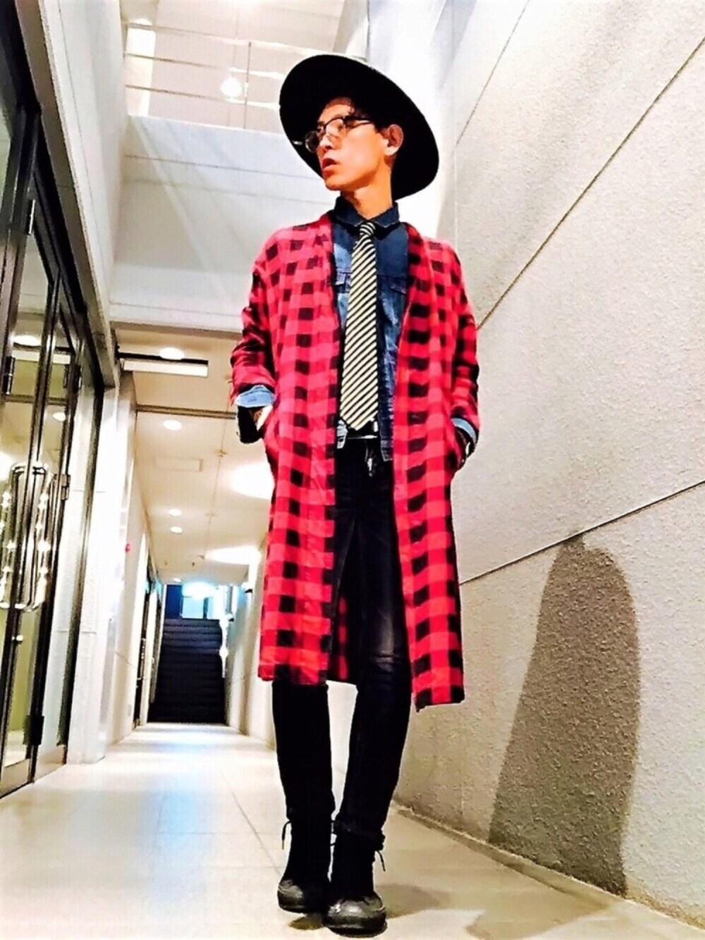 「スニーカー、コンバース、大人カジュアル、チェック、ガウン、デニムジャケット、デニムパンツ、古着MIX、めがね、チェック柄」｜「NANO universeのデニムジャケット（デニムジャケット、ブルー系）」を使った、TETUさん（メンズ・174cm）の春コーディネートの1枚目の写真