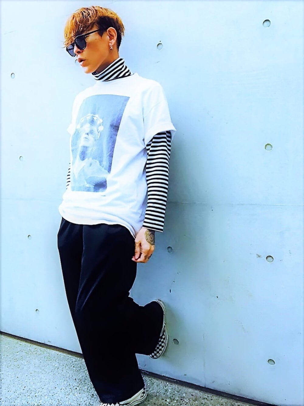 「ワイドパンツ、ジャージ、ラインパンツ、UNIQLO、黒、streetstyle、ボーダートップス、レイヤードスタイル、VANS、チェック柄」｜「STUSSYのﾚｲﾔｰﾄﾞでｼﾀ～♪（Tシャツ/カットソー、ホワイト系）」を使った、TETUさん（メンズ・174cm）の春コーディネートの1枚目の写真