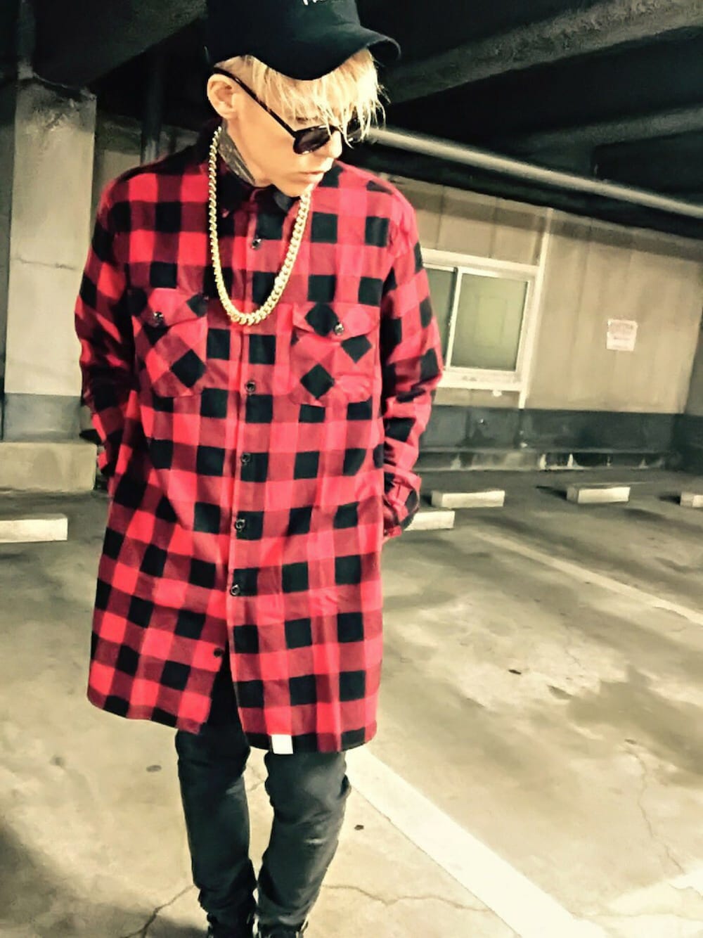 「スニーカー、デニム、ビッグシルエット、チェックシャツ、キャップ、サングラス、ロングシャツ、オーバーサイズ、ロング丈、チェック柄」｜「AZUL by moussyのバッファローチェック長袖ロングシャツ（シャツ/ブラウス、レッド系）」を使った、TETUさん（メンズ・174cm）の春コーディネートの1枚目の写真
