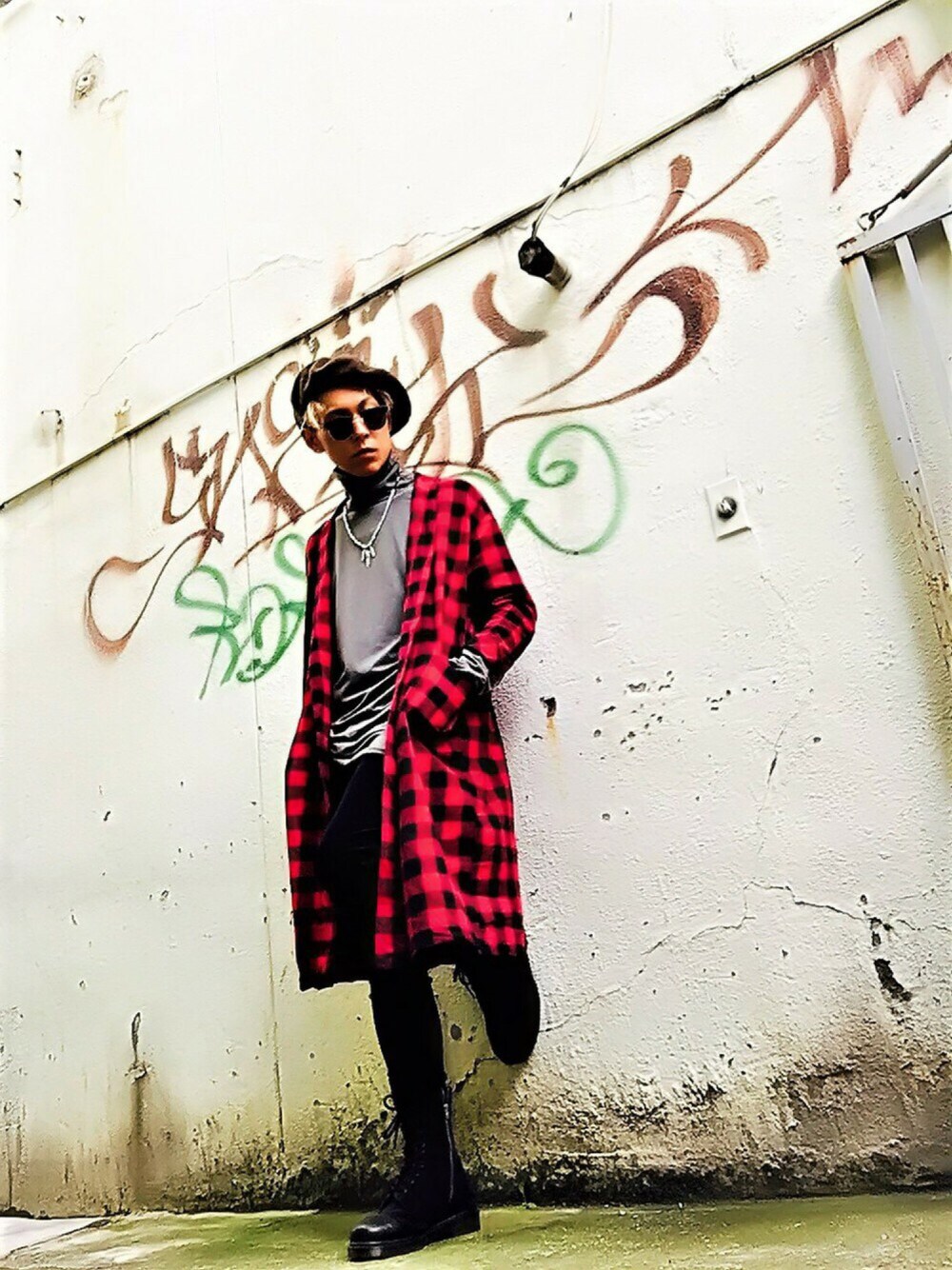 「スキニーパンツ、ブーツ、Dr.Martens、ブラック、ロング丈、タートルネック、チェックシャツ、ガウン、ベレー帽、チェック柄」｜「DOUBLE NAMEのチェックマキシガウン（その他アウター、レッド系）」を使った、TETUさん（メンズ・174cm）の秋コーディネートの1枚目の写真
