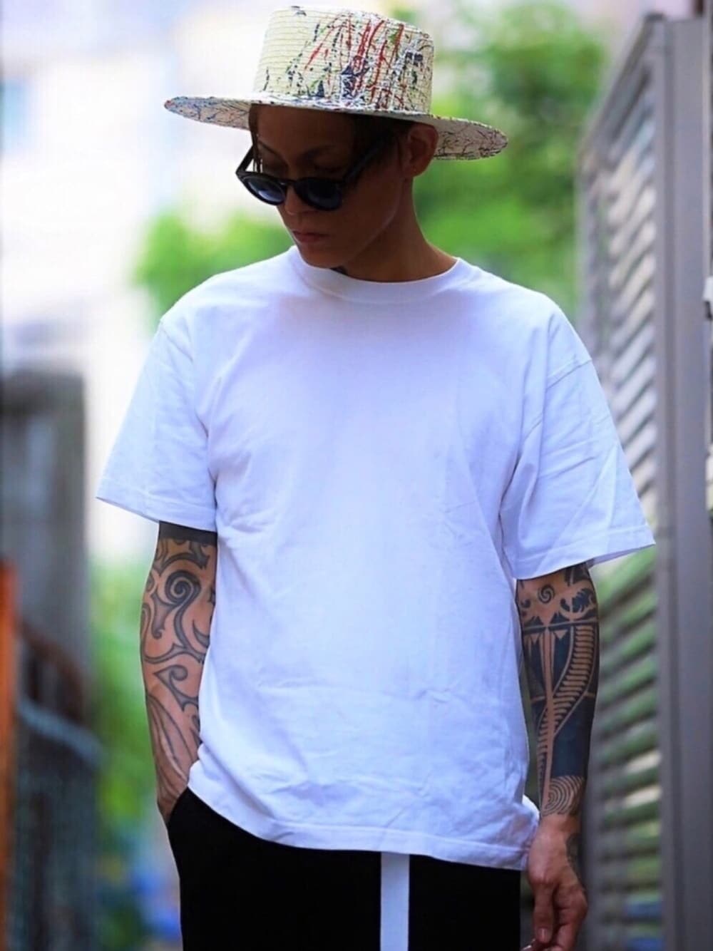 「シンプル、birkenstock、サンダル、ラフ、カンカン帽、ARIZONA、gooutwith、ARIZONAEVA、サングラス、オーバーサイズ」｜「BIRKENSTOCKのホワイトサンダル（サンダル、ホワイト系）」を使った、TETUさん（メンズ・174cm）の夏コーディネートの1枚目の写真