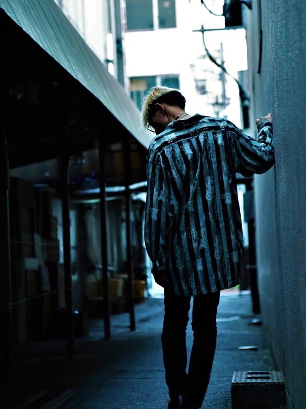 「モノトーン、シャツ、スキニーデニム、Dr.Martens、柄シャツ、モード、ラフ、ストライプ、オーバーサイズ、黒」｜「WEGOのWEGO/メタルラウンドサングラス（サングラス、シルバー系）」を使った、TETUさん（メンズ・174cm）の夏コーディネートの1枚目の写真