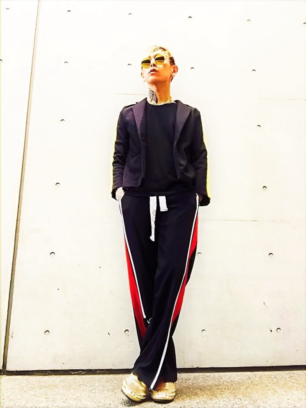 「ジャケット、ラインパンツ、ジャージ、ドレスシューズ、サングラス、アクセサリー、ゴールド、テーラードジャケット、ラフ、スポーツミックス」｜「RODEO CROWNS WIDE BOWLのライン カット ジャケット（テーラードジャケット、ブラック系）」を使った、TETUさん（メンズ・174cm）の夏コーディネートの1枚目の写真