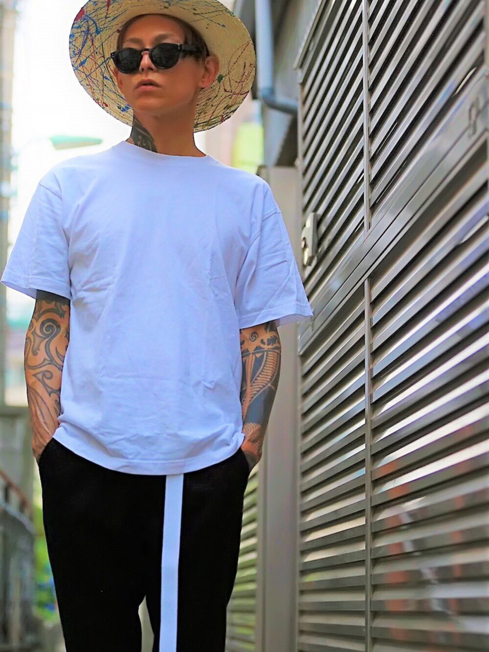 「シンプル、夏コーデ、大人コーデ、オトナカジュアル、カンカン帽、白Tシャツ、モノトーン、birkenstock、サンダル、休日スタイル」｜「お手製ハット🙊✌️🎨🖊🎵✨💕のｶﾝｶﾝ帽♬（ハット、ベージュ系）」を使った、TETUさん（メンズ・174cm）の夏コーディネートの1枚目の写真