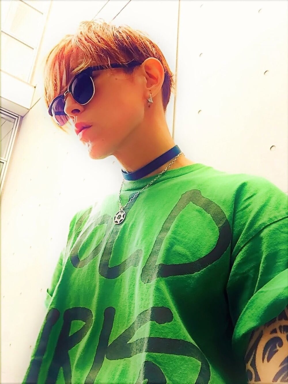 「stussy、グリーン、Tシャツ、H&M、サングラス、アクセサリー、チョーカー、カジュアル、ラフ、summer」｜「STUSSYのレタリングカットソー（Tシャツ/カットソー、グリーン系）」を使った、TETUさん（メンズ・174cm）の夏コーディネートの1枚目の写真