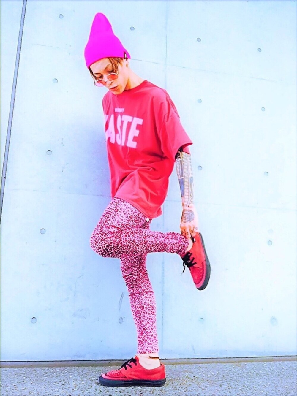 「スニーカー、VANS、レオパード、ピンク、ニット帽、スキニー、オーバーサイズ、夏、狂わせピンク、ロゴT」｜「L.H.PのLHP/エルエイチピー/TRIPP NYC/トリップニューヨーク/PRINTED TBACK JEAN（その他パンツ、ピンク系）」を使った、TETUさん（メンズ・174cm）の夏コーディネートの1枚目の写真