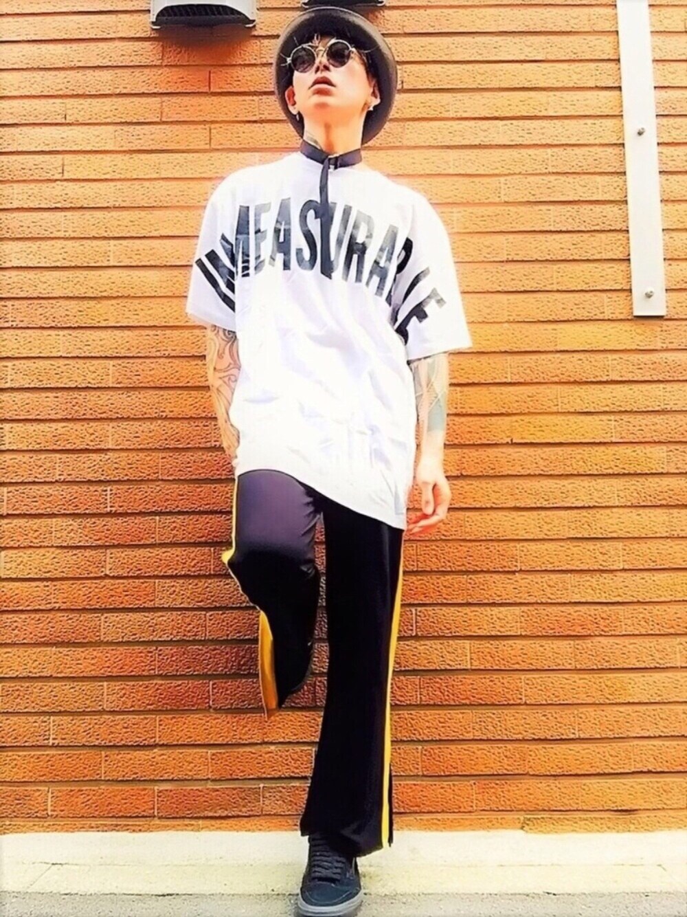 「ボーラーハット、チョーカー、サングラス、スニーカー、VANS、黒、ラインパンツ、バギーパンツ、スポーツミックス、ロゴT」｜「LOWRYS FARMのＷリングチョ－カー　749015 （ネックレス、ブラック系）」を使った、TETUさん（メンズ・174cm）の夏コーディネートの1枚目の写真