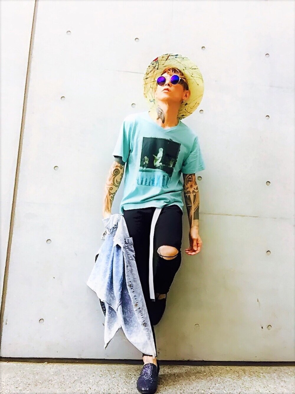 「夏、summer、ラフ、カットオフ、黒スキニー、オペラシューズ、ドレスシューズ、UNIQLO、カンカン帽、ロゴT」｜「BLACK by VANQUISHのグロッシーオペラシューズ（ドレスシューズ、ブラック系）」を使った、TETUさん（メンズ・174cm）の夏コーディネートの1枚目の写真